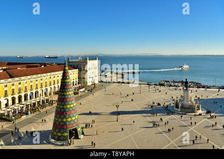 Terreiro do Paço (Praça do Comércio) in serata con il tradizionale albero di Natale, uno dei centri della città storica rivolta verso il Tago rive Foto Stock