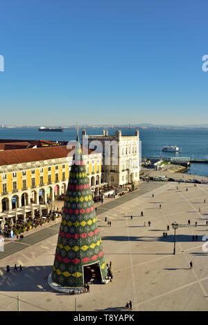 Terreiro do Paço (Praça do Comércio) in serata con il tradizionale albero di Natale, uno dei centri della città storica rivolta verso il Tago rive Foto Stock