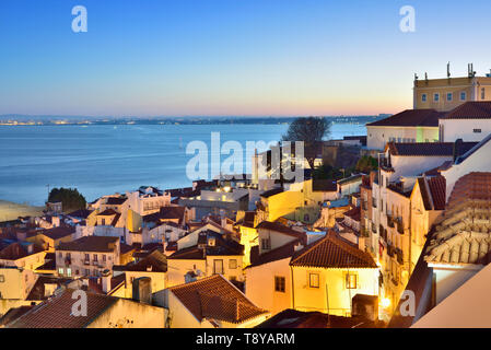 Quartiere di Alfama al crepuscolo affacciata sul fiume Tagus. Lisbona, Portogallo Foto Stock