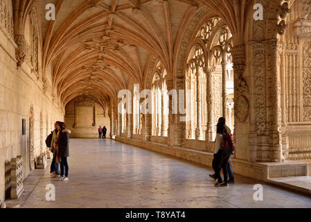 Il chiostro del Monastero dos Jerónimos (Mosteiro dos Jerónimos), in stile manuelino, un sito Patrimonio Mondiale dell'UNESCO. Lisbona, Portogallo Foto Stock