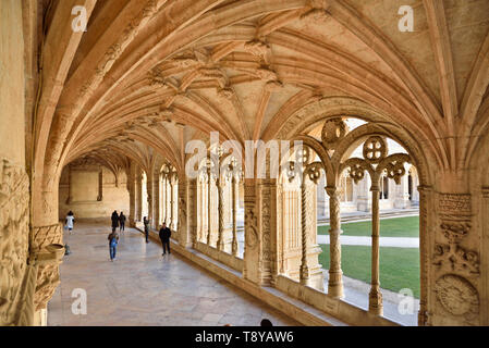 Il chiostro del Monastero dos Jerónimos (Mosteiro dos Jerónimos), in stile manuelino, un sito Patrimonio Mondiale dell'UNESCO. Lisbona, Portogallo Foto Stock