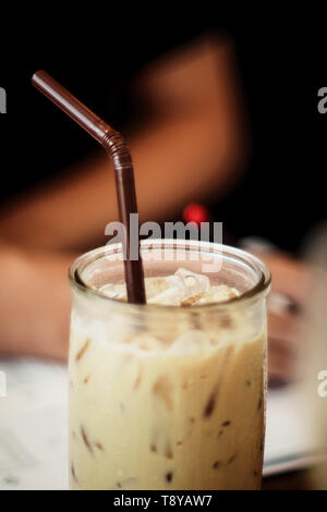 Cold Brew Coffee facile in casa birra fredda caffè ghiacciato relaxman lavoro in ufficio la sfocatura sullo sfondo Foto Stock