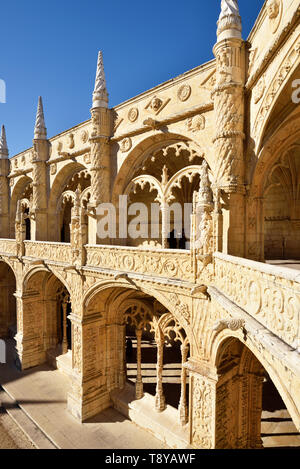 Il chiostro del Monastero dos Jerónimos (Mosteiro dos Jerónimos), in stile manuelino, un sito Patrimonio Mondiale dell'UNESCO. Lisbona, Portogallo Foto Stock