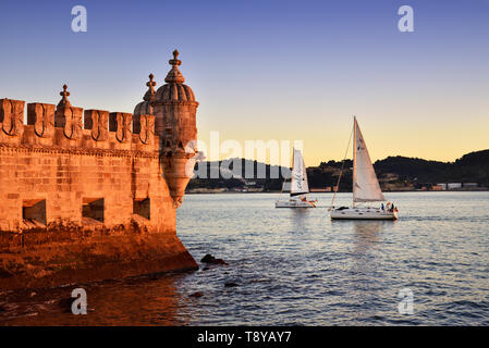 Torre de Belém (Torre di Belém), il fiume Tago, un sito Patrimonio Mondiale dell'UNESCO costruito nel XVI secolo in portoghese stile manuelino al crepuscolo. Esso Foto Stock