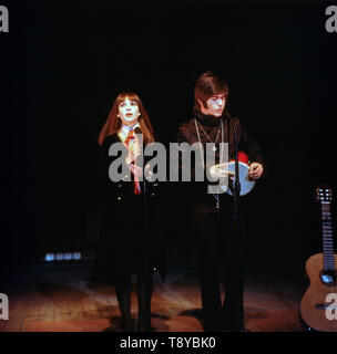 Das Musikerpaar israelische Esther & Abi Ofarim in schwarzer Kleidung während eines Auftritts 1967. Il musicista israeliano giovane Esther & Abi Ofarim vestiti di nero durante una performance 1967. Foto Stock