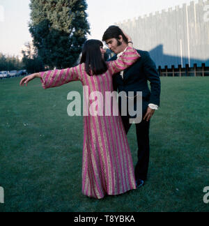 Das Musikerpaar israelische Esther & Abi Ofarim posieren gemeinsam auf einer Wiese in Berlin vor ihrem Auftritt auf dem Galaabend der Schallplatte des mittenti Freies Berlin am 26. Agosto 1967. Il musicista israeliano giovane Esther & Abi Ofarim ponendo insieme su un prato a Berlino prima della loro comparsa sulla serata di gala del record libero a Berlino il 26 agosto 1967. Foto Stock