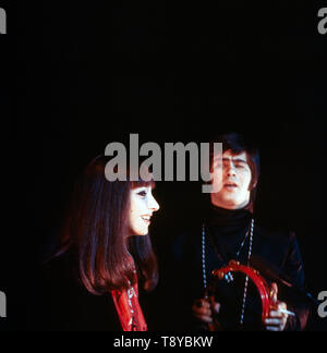 Das Musikerpaar israelische Esther & Abi Ofarim in schwarzer Kleidung während eines Auftritts , 1967. Il musicista israeliano giovane Esther & Abi Ofarim vestiti di nero durante una performance, 1967. Foto Stock