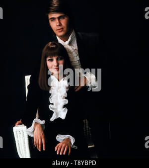 Das berühmte Musikerpaar Esther und Abi Ofarim lässt sich gemeinsam vor einem Auftritt fotografieren, Deutschland ca. 1967. Il famoso musicista giovane Ester e Abi Ofarim sono fotografati insieme prima di una performance, Germania ca. 1967. Foto Stock