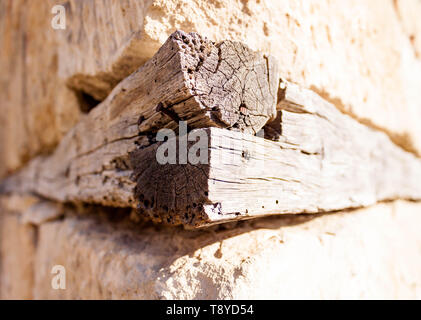 Vecchio antica pietra bianca e pareti in legno della grotta medievale città-fortezza Chufut-Kale in montagna, Bakhchisaray, Crimea sul panorama sullo sfondo Foto Stock