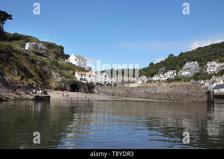 Il porto esterno a bassa marea: Polperro, Cornwall, Regno Unito Foto Stock