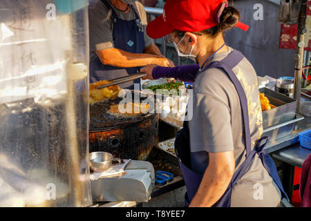 Xia Lin Lo Scalogno Pancake. Un famoso lo scalogno pancake venditore ambulante in Tainan, Taiwan. Foto Stock