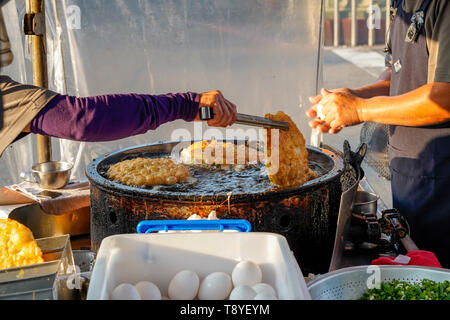 Xia Lin Lo Scalogno Pancake. Un famoso lo scalogno pancake venditore ambulante in Tainan, Taiwan. Foto Stock