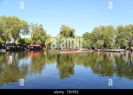 Restringere le barche sono ormeggiate lungo i canali in Little Venice, London, Regno Unito Foto Stock