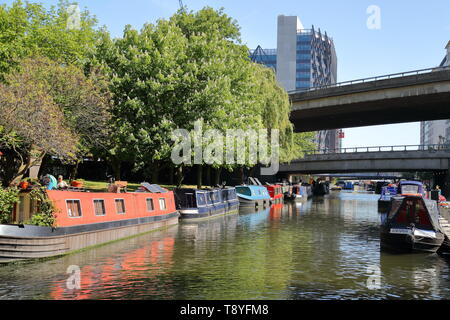 Restringere le barche sono ormeggiate lungo i canali in Little Venice, London, Regno Unito Foto Stock