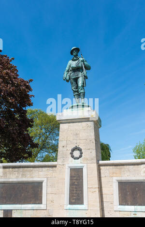 Monumento ai caduti in guerra con la statua di guerra mondiale 1 soldato in Abbey Park sulla banca del fiume Avon a Evesham, Worcestershire, Regno Unito Foto Stock