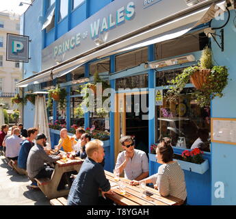 I clienti al di fuori seduta il Principe di Galles pub in Little Venice godendo il sole, London, Regno Unito Foto Stock