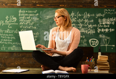 Le attività di formazione in aula a scuola bambino felice è l apprendimento, l istruzione è quello di insegnare a pensare intensivelyTutors e gli studenti preferiscono formale Foto Stock