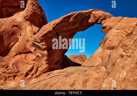 Arch Rock e strutture di pietra nella Valle del Fuoco del parco statale, Nevada, Stati Uniti d'America, America del Nord Foto Stock