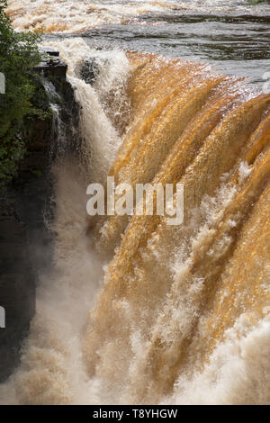 Cascate di acqua su Kakabeka Falls, Ontario, Canada. Il colore dell'acqua se a causa di tannino presente nell'acqua di vegetazione Foto Stock
