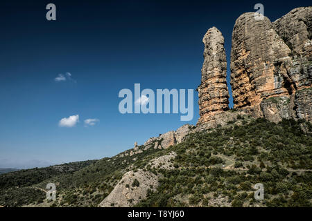 Aguero area con formazione di roccia sfondo, Huesca, Aragona, Spagna Foto Stock