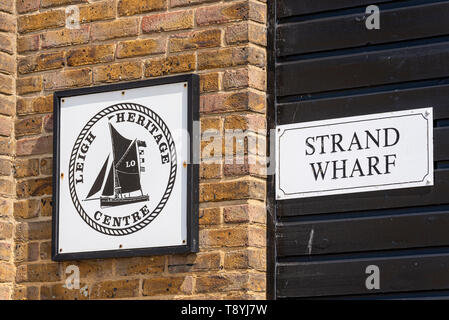 Strand Wharf, Old Leigh, Leigh on Sea, Southend, Essex, Regno Unito. Leigh Heritage Center edifici storici. Riqualificazione di Leigh Consiglio comunale Foto Stock