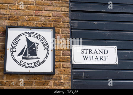 Strand Wharf, Old Leigh, Leigh on Sea, Southend, Essex, Regno Unito. Leigh Heritage Center edifici storici. Foto Stock