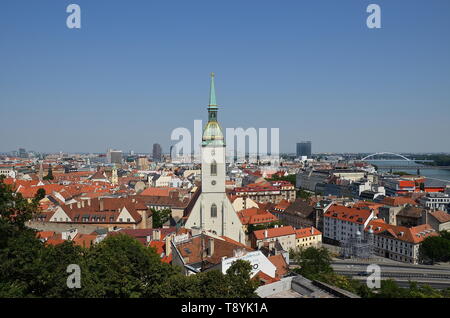 Vista della cattedrale di San Martino, cityscape di Bratislava, Slovacchia, blu cielo estate Foto Stock