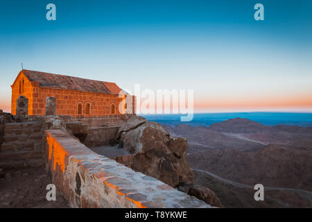 Chirch sulla sommità del Monte di Mosè sul Sinai deserto Egitto all'alba Foto Stock