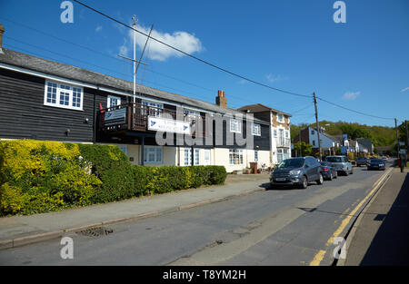 La strada principale di abbassare Upnor, Kent, Regno Unito. Mostra la posizione del Upnor Sailing Club. Foto Stock