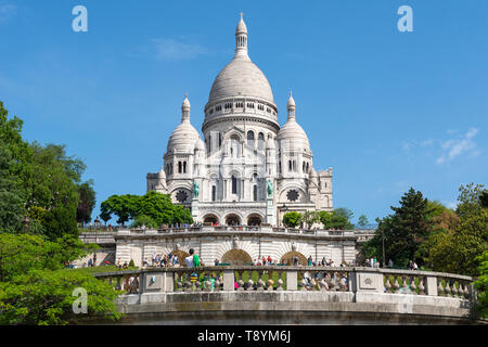 Vista della Basilica del Sacro Cuore da ingresso alla Piazza Louise-Michel in Montmartre, Parigi, Francia Foto Stock