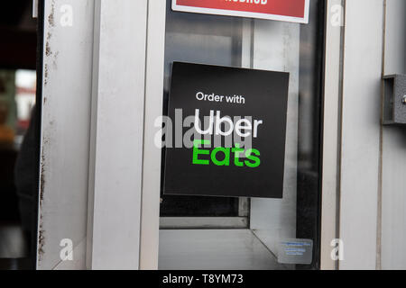 Indianapolis - Circa nel maggio 2019: Uber mangia badge sulla finestra del ristorante. Uber mangia offre estrarre la consegna del cibo che ho Foto Stock