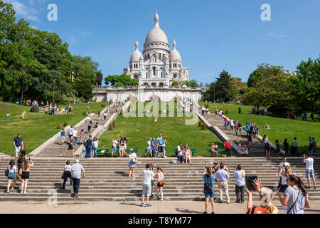 Vista della Basilica del Sacro Cuore e la piazza Louise-Michel in Montmartre, Parigi, Francia Foto Stock