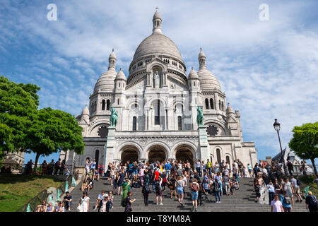 I turisti sui gradini che conducono alla Basilica del Sacro Cuore a Montmartre, Paris, Francia Foto Stock