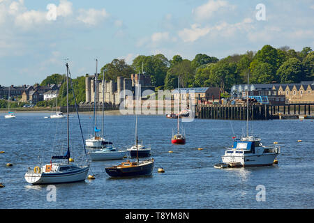 Yachts a posti barca sul fiume Medway a Upnor inferiore, Kent, Regno Unito. Mostra Upnor Castle in distanza. Foto Stock