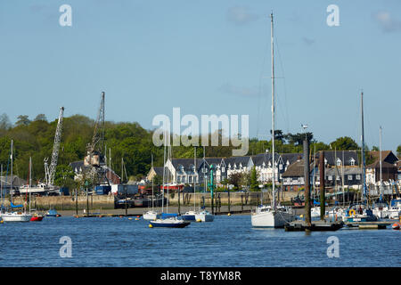 Yachts a posti barca sul fiume Medway a Upnor inferiore, Kent, Regno Unito Foto Stock