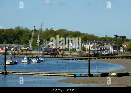 Yachts a posti barca sul fiume Medway a Upnor inferiore, Kent, Regno Unito Foto Stock