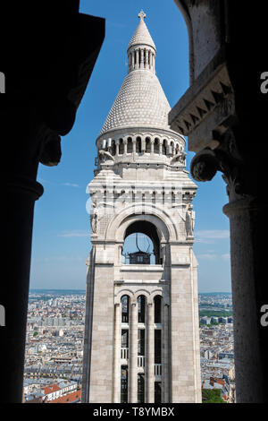 Vista della Torre Campanaria dalla galleria entro la cupola della Basilica del Sacro Cuore a Montmartre, Paris, Francia Foto Stock