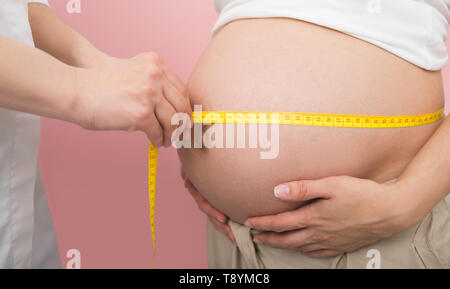 Donna incinta di essere esaminato da un medico in cliniche Foto Stock