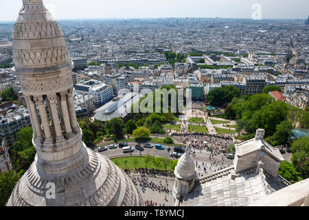 Vista guardando verso il basso sulla Louise-Michel quadrato dalla parte superiore della Basilica del Sacro Cuore a Montmartre, Paris, Francia Foto Stock