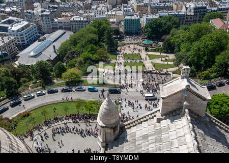 Vista guardando verso il basso sulla Louise-Michel quadrato dalla parte superiore della Basilica del Sacro Cuore a Montmartre, Paris, Francia Foto Stock