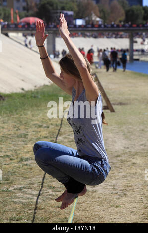 Festival internazionale di sport estremi che avvengono sulle rive del fiume Lez a Montpellier, Francia Foto Stock