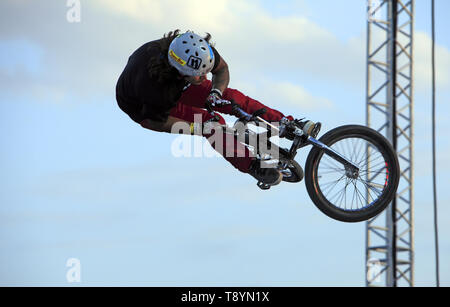 Festival internazionale di sport estremi che avvengono sulle rive del fiume Lez a Montpellier, Francia Foto Stock