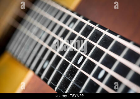 Chitarra acustica fretboard macro shot. Foto Stock