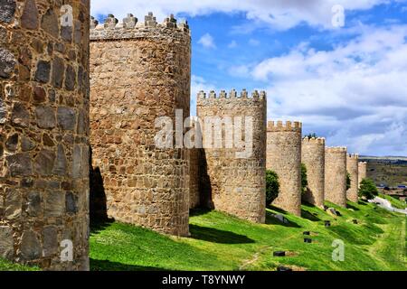 Possenti mura medievali e le torri che circondano la città vecchia di Avila, Spagna Foto Stock