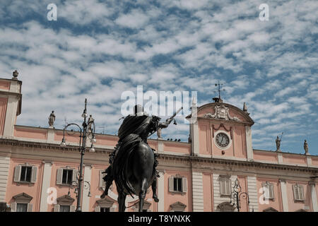 Equestre in bronzo statua nel centro della città con Piazza Cavalli (piazza Cavalli) Piacenza. Emilia Romagna. L'Italia. Foto Stock