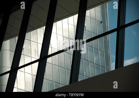 Vista attraverso le finestre della torre di Allianz, progettato dall'architetto Arata Isozaki dalla metropolitana shop center Foto Stock