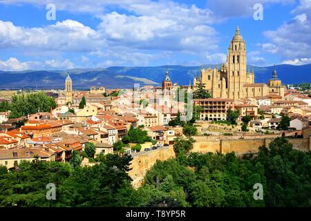 Vista sulla città di Segovia, in Spagna con la sua cattedrale e mura medievali Foto Stock