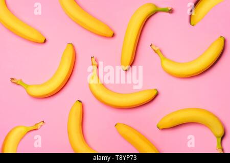 Frutta colorata pattern con banane su un sfondo rosa. Vista dall'alto. Foto Stock