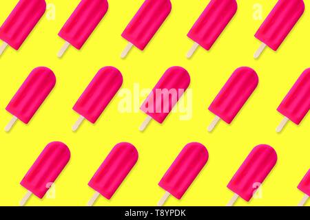 Colorato modello d'estate. Bold popsicles rosa su un brillante sfondo giallo. Vista dall'alto. Foto Stock
