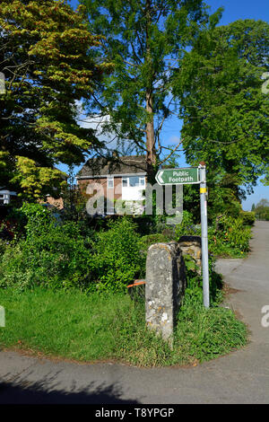 Sentiero pubblico, a partire su una strada residenziale San Donato Monchelsea village, Kent, Inghilterra. Foto Stock